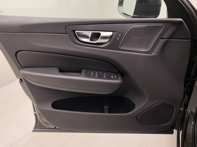 Volvo XC60 B4 AWD MOMENTUM AUT  - fotka 7 z 47