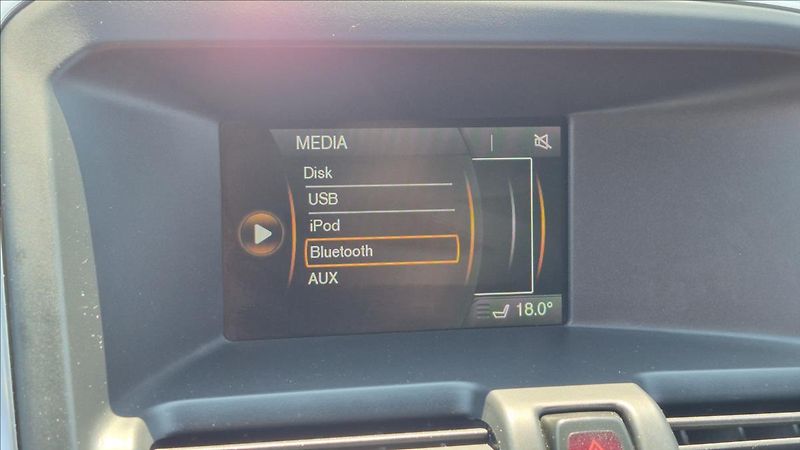 Volvo XC60 2,4 D5 158KW R-Design Momentum - fotka 16 z 23