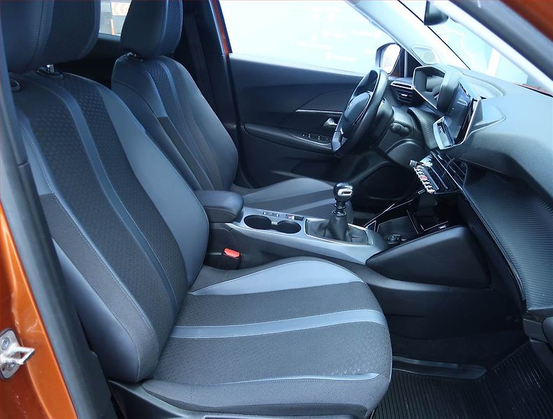 Peugeot 2008 (2020) 1.2 PureTech, Kůže, Tempomat - fotka 9 z 21