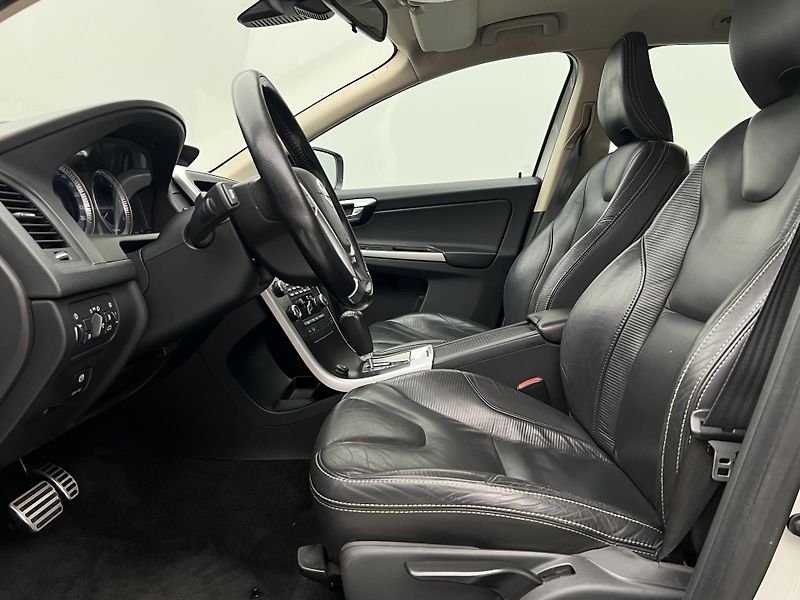 Volvo XC60 D5 AWD R-DESIGN AUT  - fotka 3 z 27