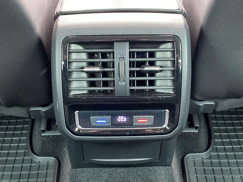Volkswagen Passat (2019) 2.0 TDI DSG - fotka 25 z 34