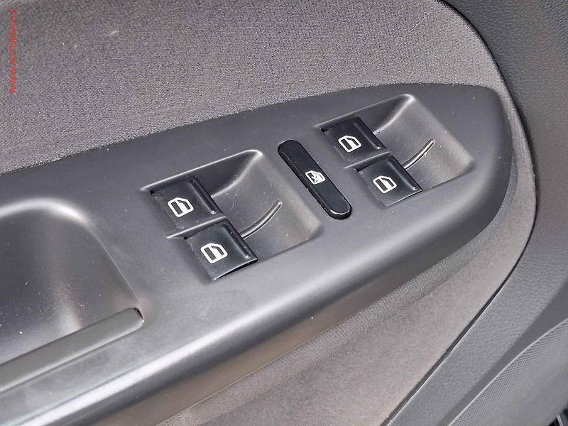Volkswagen Touran (2011) 1.2TSi, Trendline, navi - fotka 11 z 17