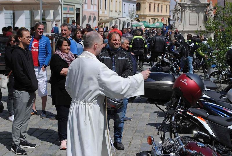 Třeboňské Masarykovo náměstí bylo motorkami doslova našlapané. Stovkám strojů požehnal tamní kaplan Jiří Kalaš.
