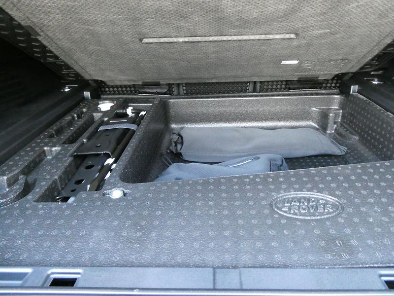 Land Rover Defender 110 3,0 X-Dynamic SE D250 - fotka 33 z 36