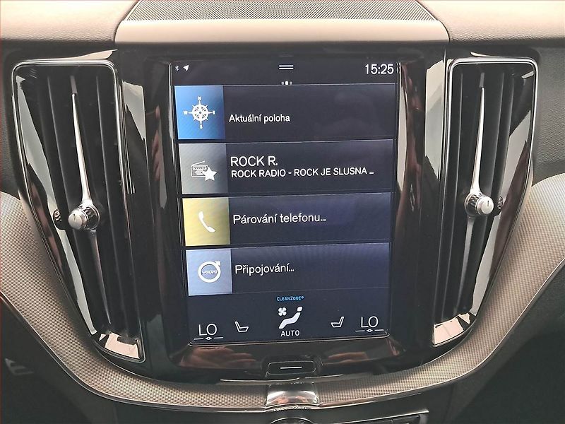 Volvo XC60 (2017) R-Design D4 AWD - fotka 12 z 24