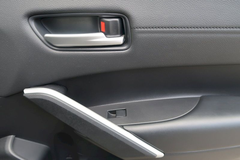 Toyota Corolla Cross (2024) Comfort Business 2,0 Hybrid 4x - fotka 17 z 28