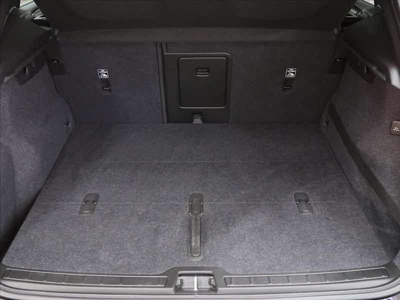 Volvo XC40 2,0 D4 AWD MOMENTUM CZ - fotka 8 z 39