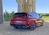 Prodloužená karoserie není o nic méně pohledná než před časem uvedený hatchback.
