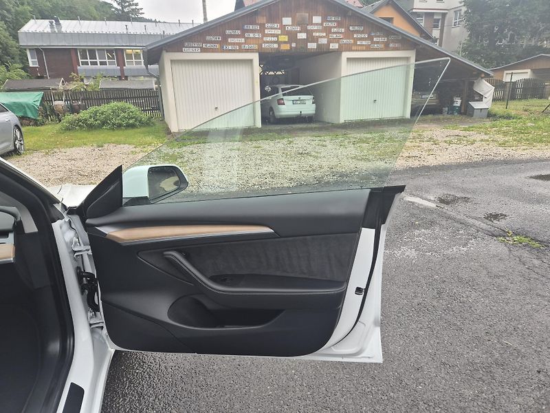 Tesla Model 3 STANDART RANGE 208kw SOH 93,6% - fotka 38 z 47