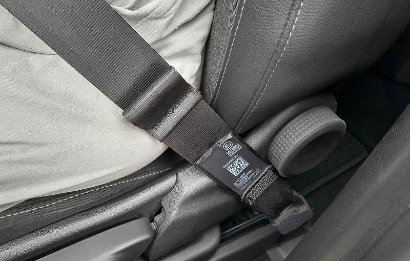 Smyčka na bezpečnostním pásu hraje kromě komfortu také bezpečnostní roli. V případě nárazu se její švy uvolní a prodlouží pás o několik centimetrů.