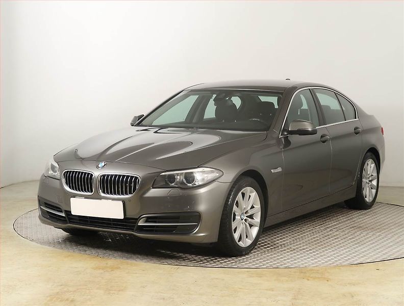 BMW Řada 5 (2015) 525d, 4X4, Automat - fotka 2 z 22