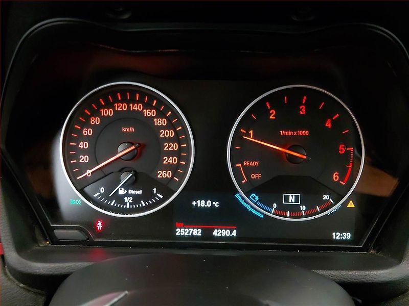 BMW X1 (2016) sDrive18d, Tempomat - fotka 11 z 18