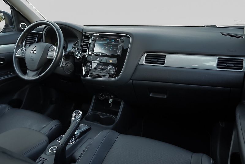 Mitsubishi Outlander 2.0 PHEV 4x4 - fotka 14 z 34