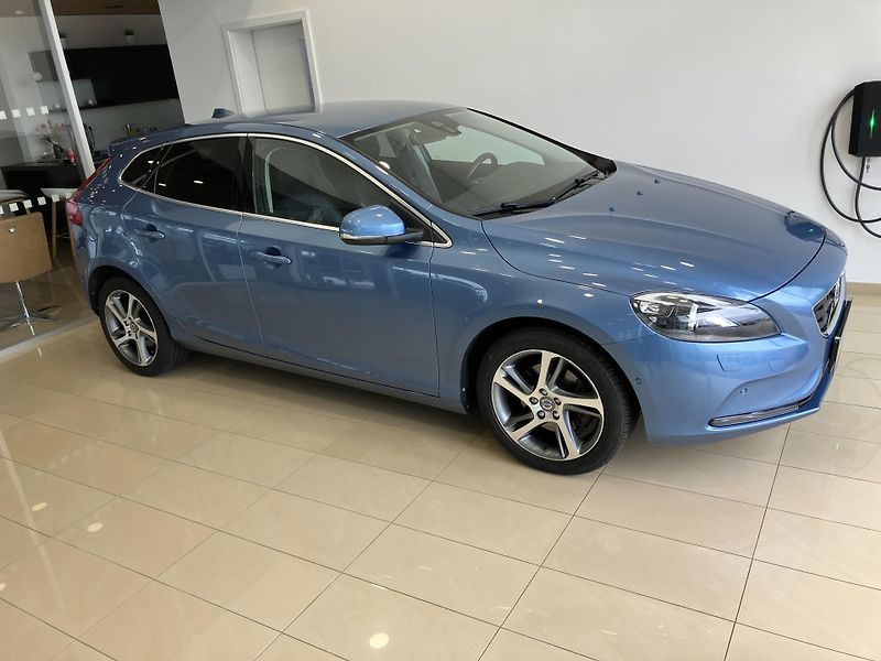 Volvo V40 T3 FWD Summum, MT6 - fotka 2 z 42