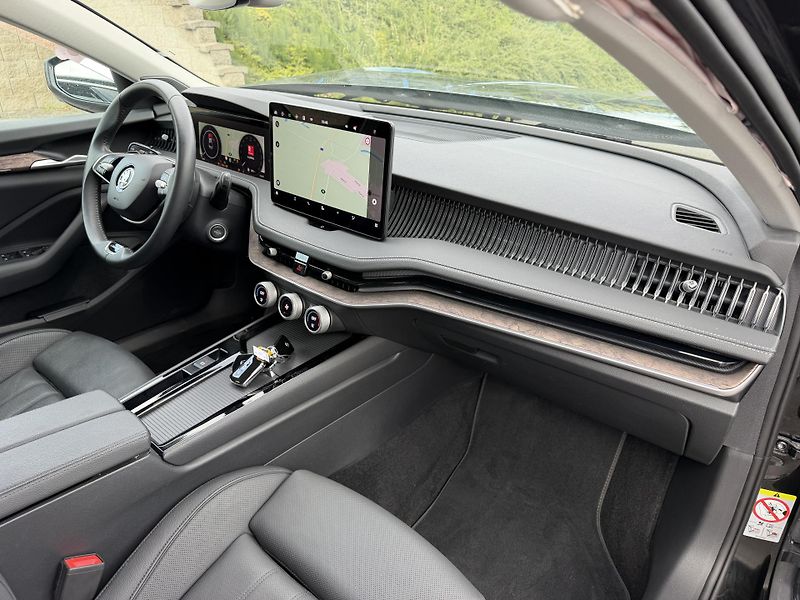 Škoda Superb 2,0TDi 147kW L&K 4x4 aut. - fotka 16 z 22