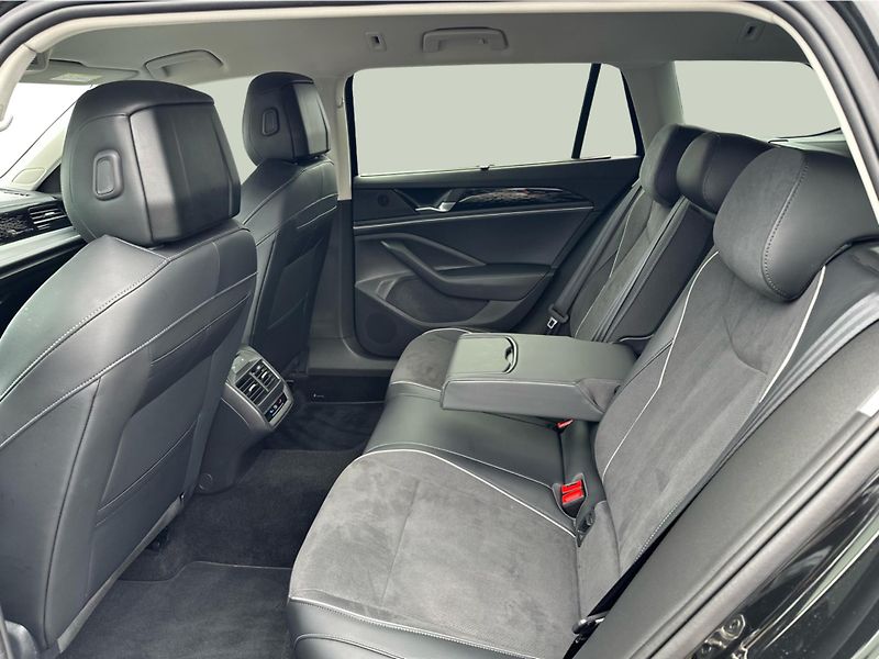 Volkswagen Passat Variant Elegance 2,0 TDI 110 k - fotka 12 z 24