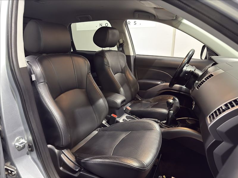 Citroën C-Crosser 2,2   HDI 4X4 EXCLUSIVE XENON - fotka 24 z 38