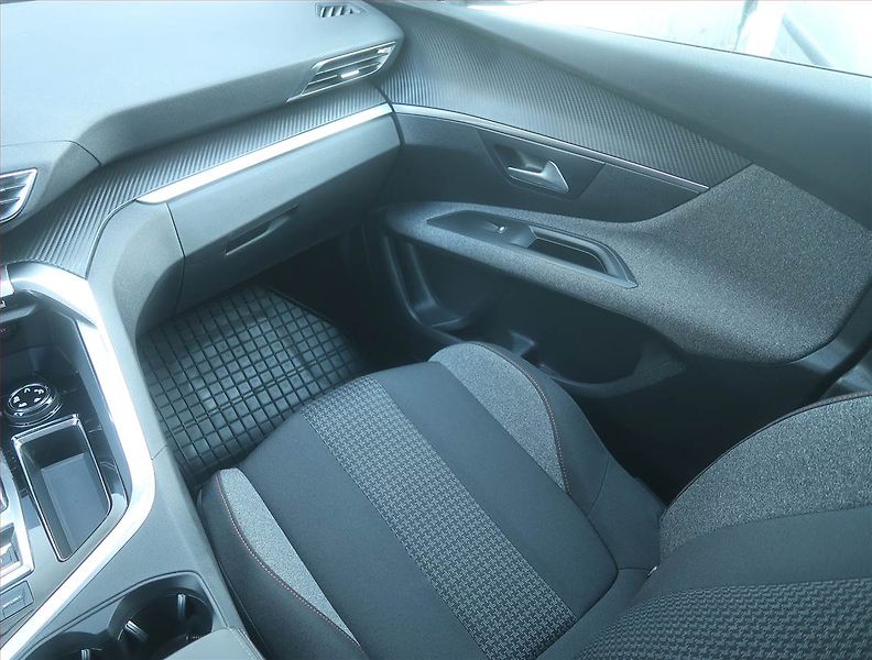 Peugeot 3008 (2018) 1.6 BlueHDi, Automat - fotka 8 z 17
