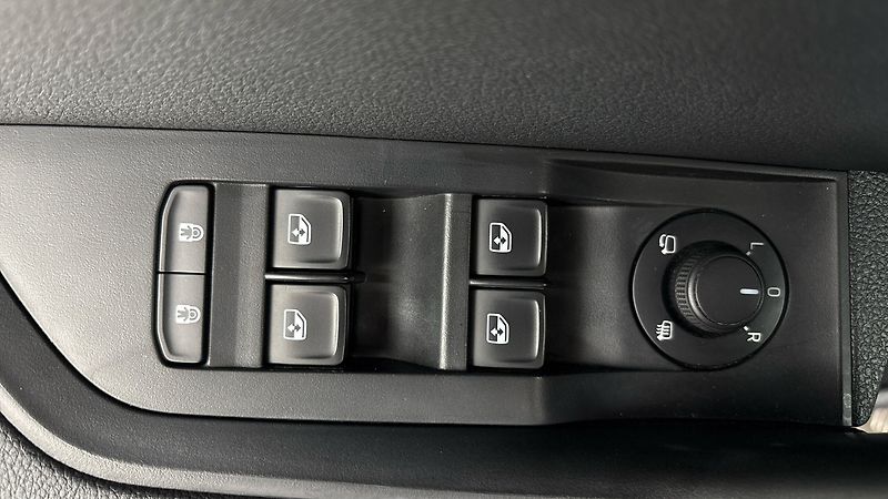 Škoda Superb 2.0 TDI DSG 4x4 Scout Combi - fotka 25 z 33
