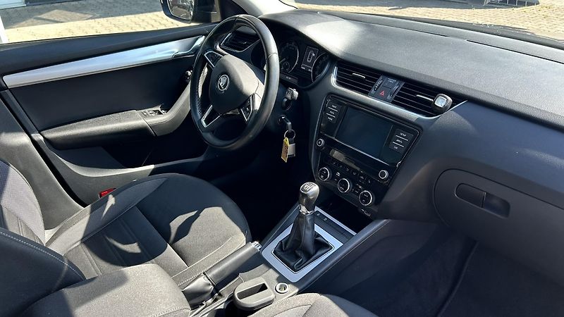 Škoda Octavia 1.5TSI Ambiente 150k 6MT  - fotka 14 z 15