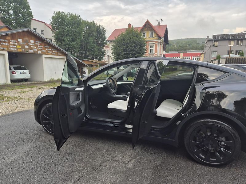 Tesla Model Y ZAMLUVENO ! 220kw TZ 92,5 % - fotka 13 z 48