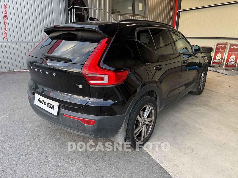 Volvo XC40 (2021) 1.5 T2, 2.maj,ČR, servis - fotka 2 z 3
