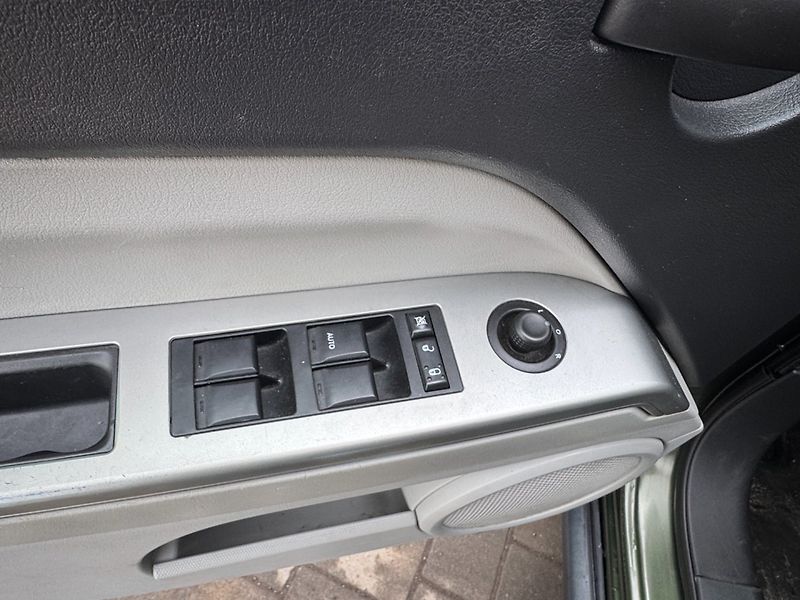 Jeep Compass (2007) 2.0 CRDi, 4x4 - fotka 23 z 25