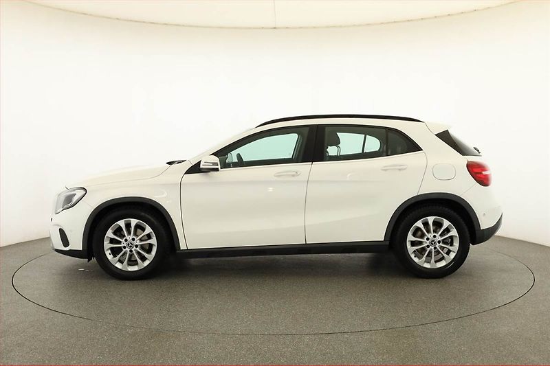 Mercedes-Benz GLA (2018) 200 d 4MATIC - fotka 3 z 18