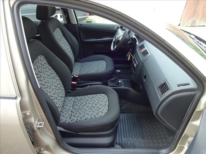 Škoda Fabia I 1,2i 47kW Combi - fotka 30 z 43