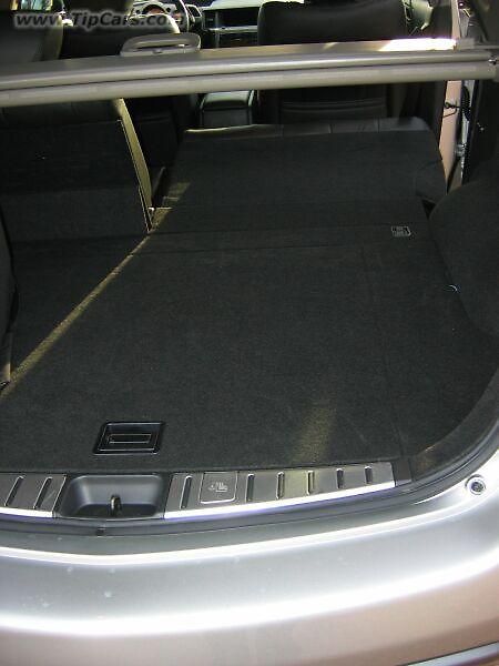 Murano se hodí spíše na silnice než do terénu. Podvozek zase tak extrémně vysoký není.