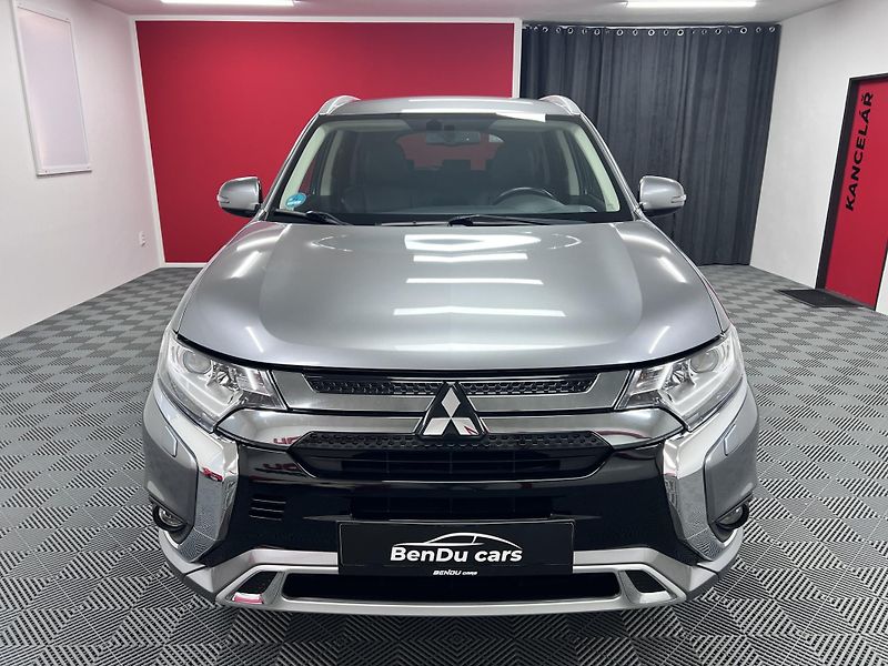 Mitsubishi Outlander 2.4 PHEV 165 kW, 4x4, 2020 - fotka 2 z 38