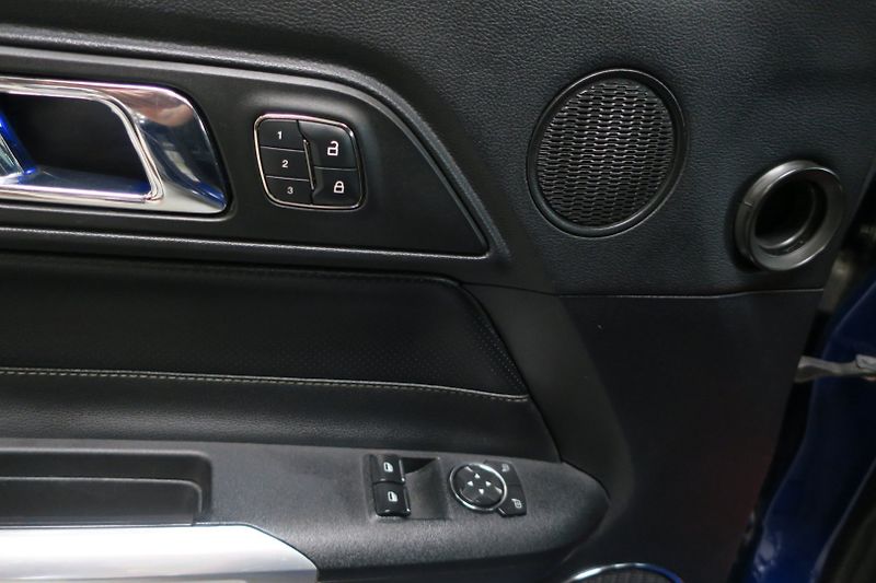 Ford Mustang (2015) 5.0 Ti-VCT V8 GT 50 automat - fotka 11 z 48