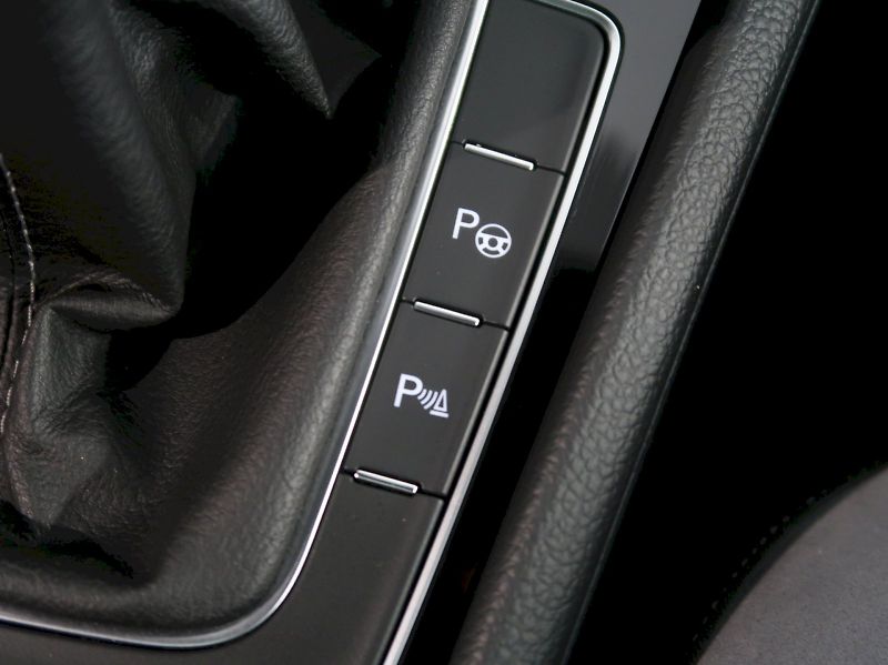 Volkswagen Golf (2018) R-LINE 1.6TDI 85KW LED ACC PAN - fotka 32 z 40