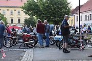 Ze startu XIV. Slánského okruhu - průjezd Londou.