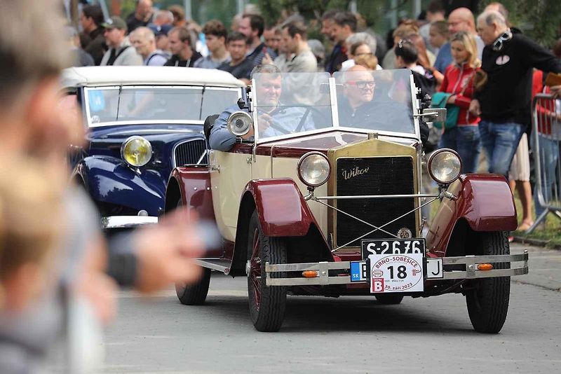 Na akci Jízda do vrchu a výstava historických vozidel se představilo na tři sta automobilů a motocyklů.