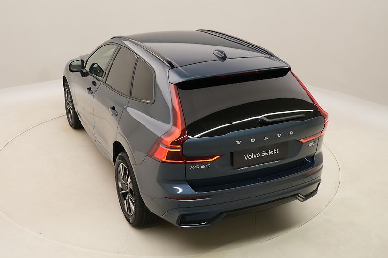 Volvo XC60 B5 AWD DARK PLUS AUT CZ - fotka 18 z 51