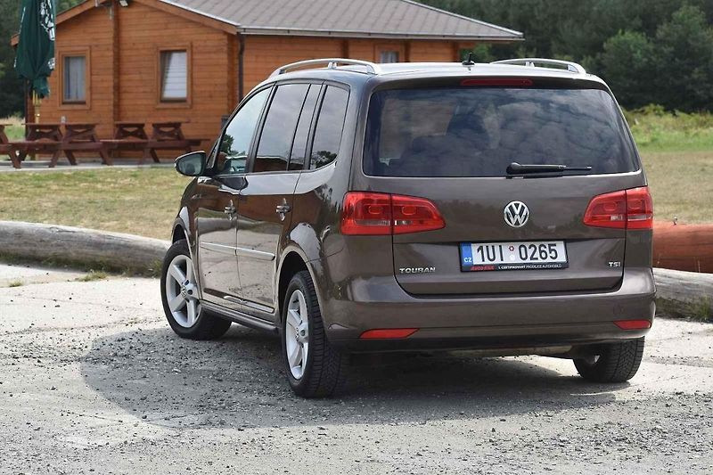 Volkswagen Touran působí usedle, ale je to dobrý rodinný společník