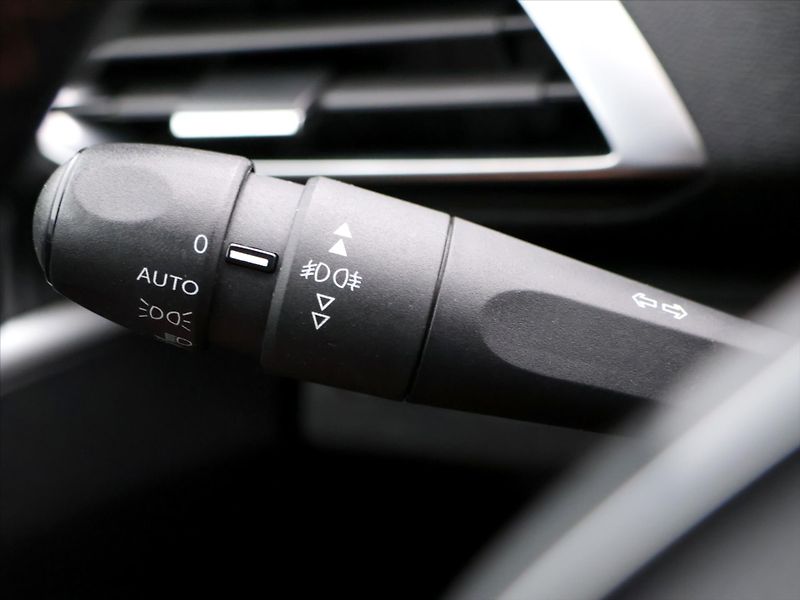 Peugeot 3008 1,2 PT 96kW Aut.klima CZ Serv. - fotka 18 z 36