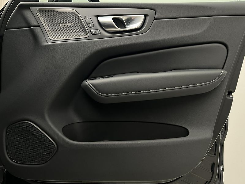 Volvo XC60 B5 AWD PLUS DARK AUT 1.maj. - fotka 46 z 46