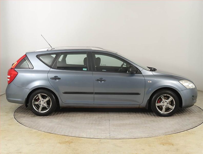 Kia Ceed (2009) 1.6 CRDi, po STK, Tažné - fotka 6 z 16