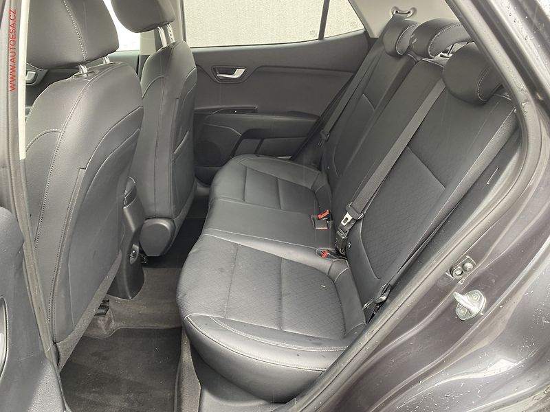 Kia Stonic (2018) 1.0 T-GDi, Platinum, kůže - fotka 10 z 18
