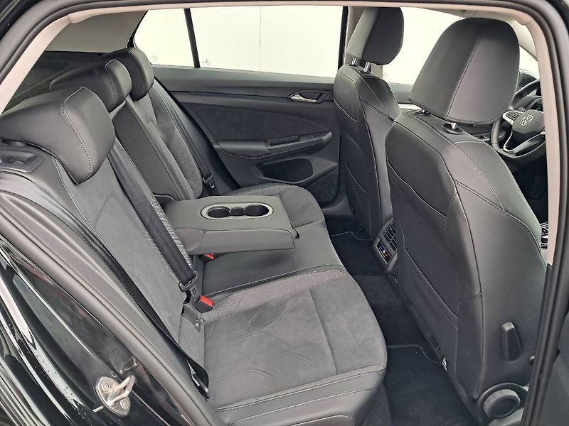 Volkswagen Golf (2024) STYLE 1.5 E-TSI / 85 kW DSG7 M - fotka 20 z 26