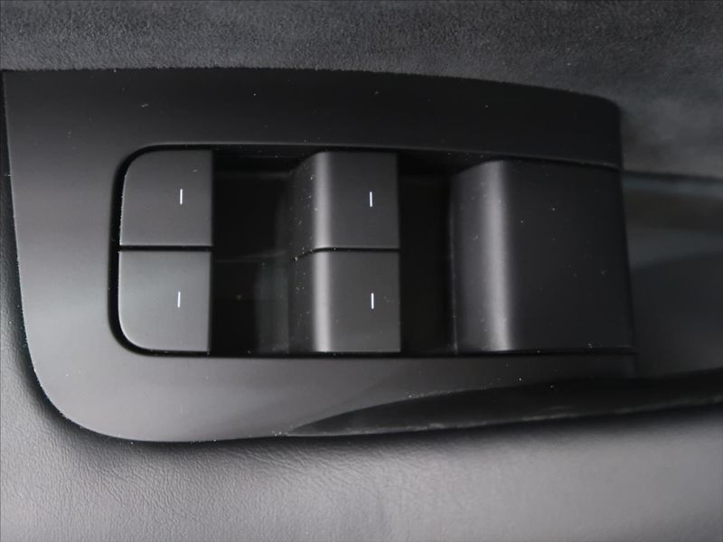 Tesla Model 3 0,0 1. majitel zánovní - fotka 17 z 32