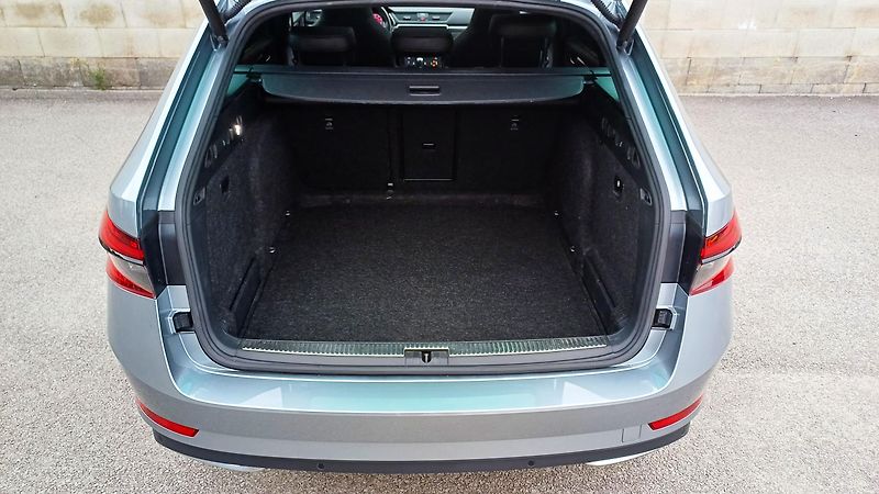 Škoda Superb 2.0TDI 140kW 4x4-WEBA-PANO-DPH - fotka 14 z 49