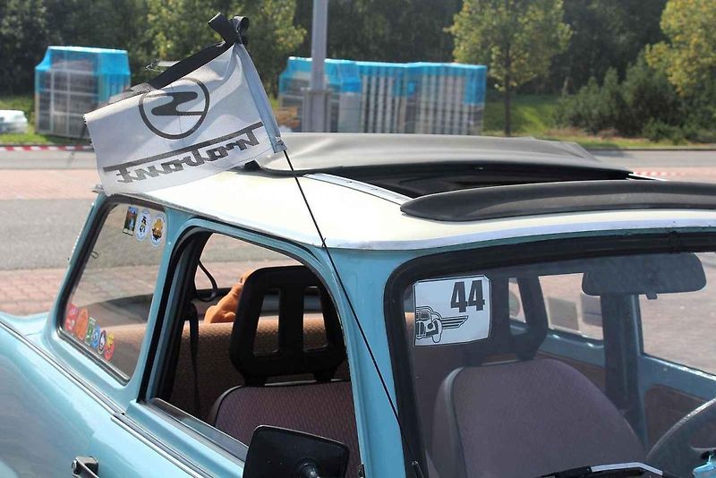 Setkání Jízdy veteránů. Cílem bylo parkoviště pod Ještědem, krátká zastávka proběhla na parkovišti OC Nisa Liberec.
