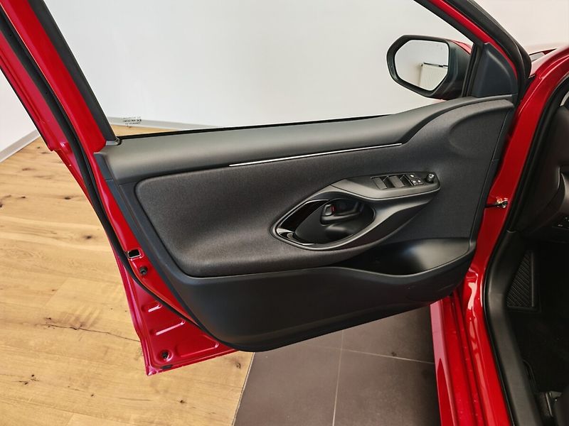 Toyota Yaris 1.5 Hybrid Style - fotka 14 z 29