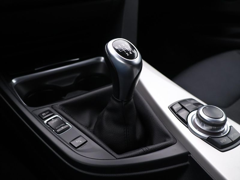 BMW Řada 3 2.0 320d 135kW GT Xenon - fotka 24 z 35
