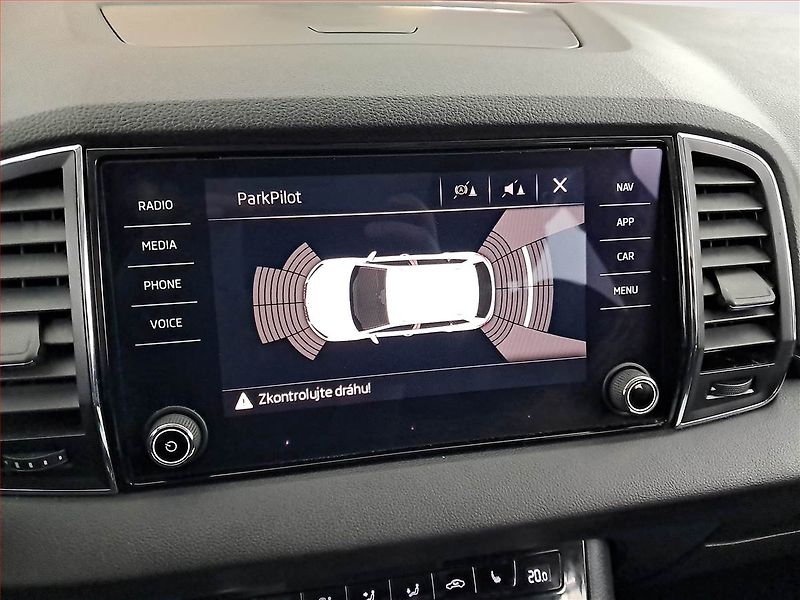 Škoda Karoq (2019) 1.6 TDI, Navi, Tempomat - fotka 16 z 19