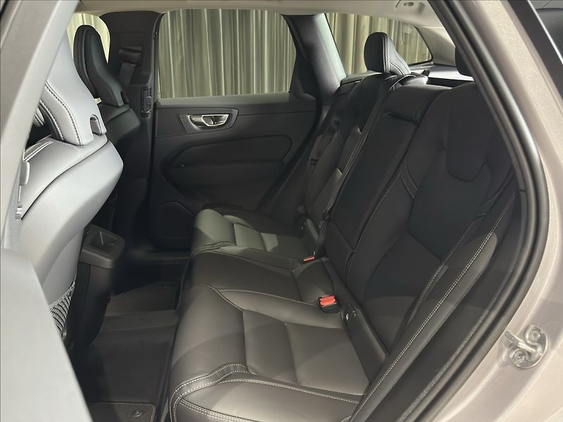 Volvo XC60 (2026) 2,0 B5  Plus Dark - fotka 15 z 30