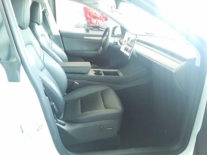 Tesla Model Y LONG RANGE DUAL MOTO 92,7% - fotka 4 z 8
